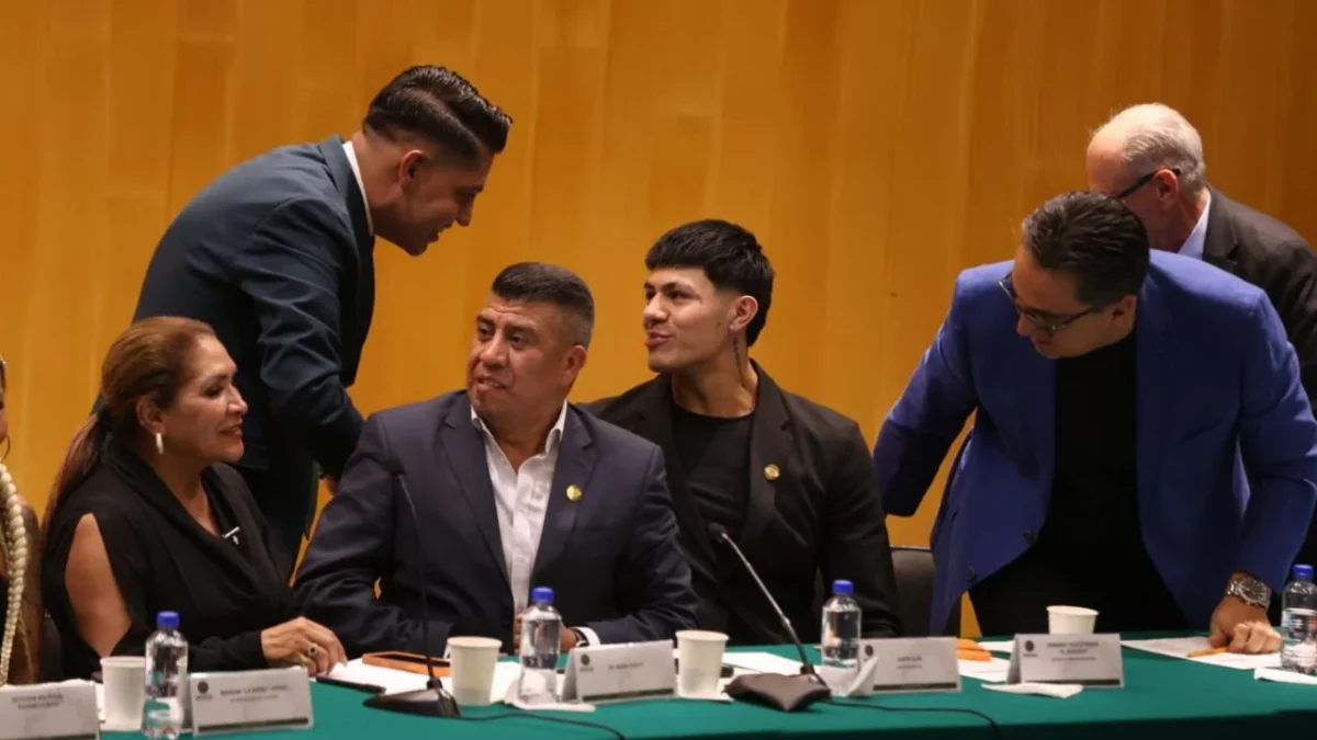 Emmanuel Reyes Carmona, diputado de Morena y seguidor de La Luz del Mundo, se acercó a ‘El Bogueto’ durante su visita en San Lázaro.