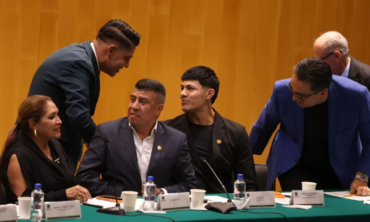 Emmanuel Reyes Carmona, diputado de Morena y seguidor de La Luz del Mundo, se acercó a ‘El Bogueto’ durante su visita en San Lázaro.