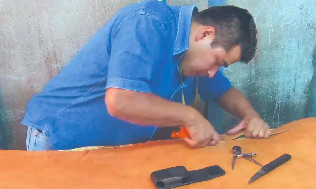 Cotizado. El encargado del local, ubicado en José María Pino Suárez 22, señaló que, actualmente, esta pieza escolar recibe pedidos de distintos puntos del país y del extranjero.