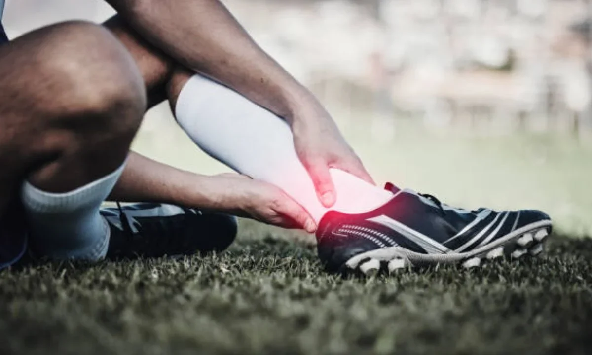Lesiones musculares, esguinces y daños en ligamentos como el cruzado anterior y el menisco son frecuentes en el fútbol profesional. Jugadores de élite han enfrentado estas complicaciones, especialmente en temporadas de alta exigencia