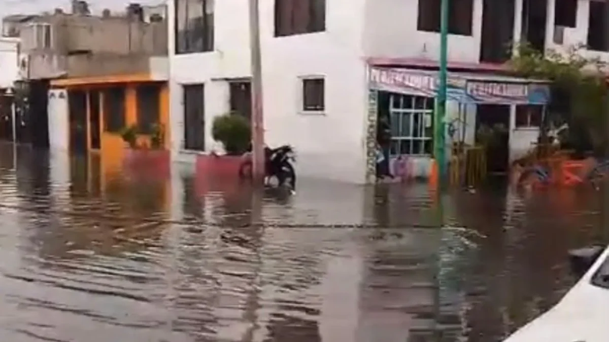Lluvias en la CDMX provocó severas inundaciones en calles de la colonia Ejército de Oriente, en la alcaldía Iztapalapa.