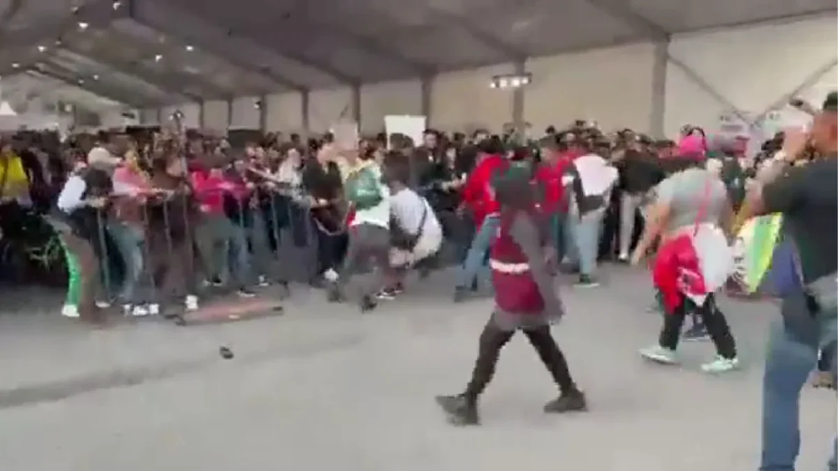 Entre gritos y empujones, manifestantes protagonizan trifulca con personal del Gobierno CDMX en el Zócalo capitalino, exigen vivienda.