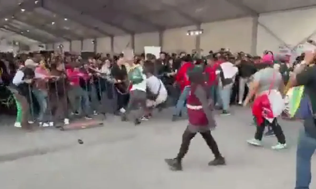 Entre gritos y empujones, manifestantes protagonizan trifulca con personal del Gobierno CDMX en el Zócalo capitalino, exigen vivienda.