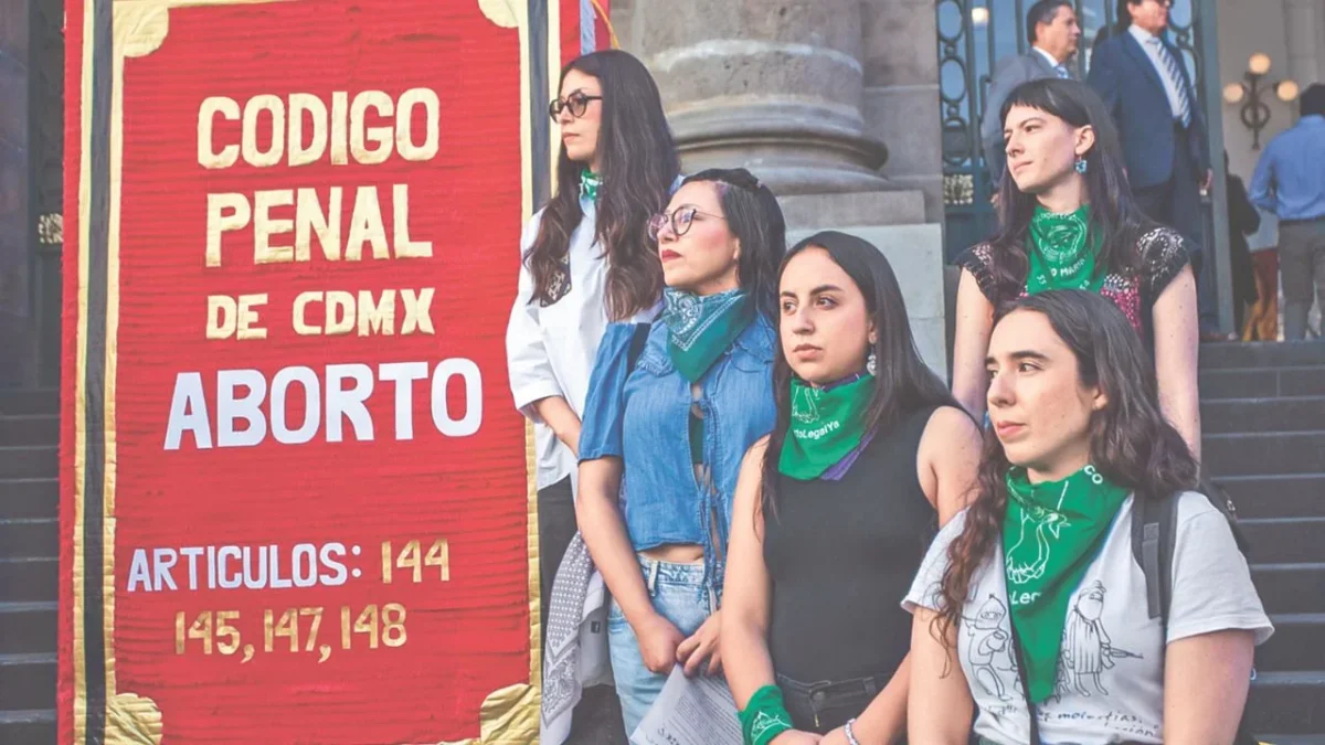 Marea Verde acudió al Congreso CDMX para recordar que la discusión de la despenalización total del aborto lleva más de 18 meses suspendida.