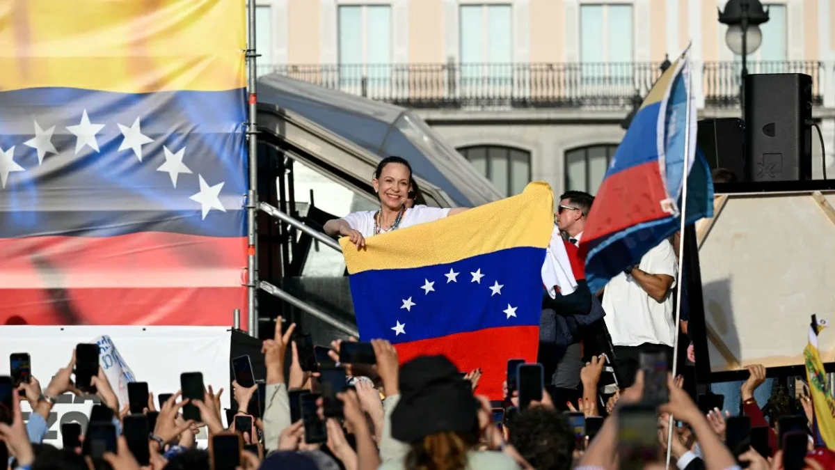 María Corina Machado reúne a miles en Madrid y llama a prepararse para el “día del reencuentro” de Venezuela.
