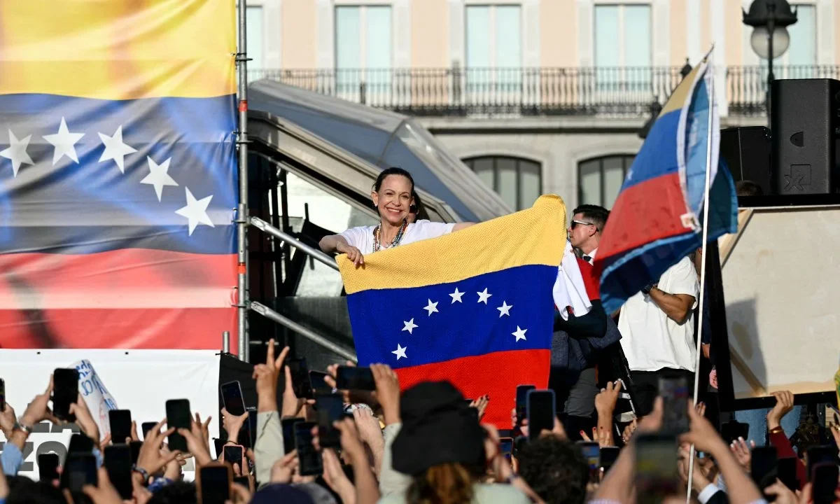 María Corina Machado reúne a miles en Madrid y llama a prepararse para el “día del reencuentro” de Venezuela.