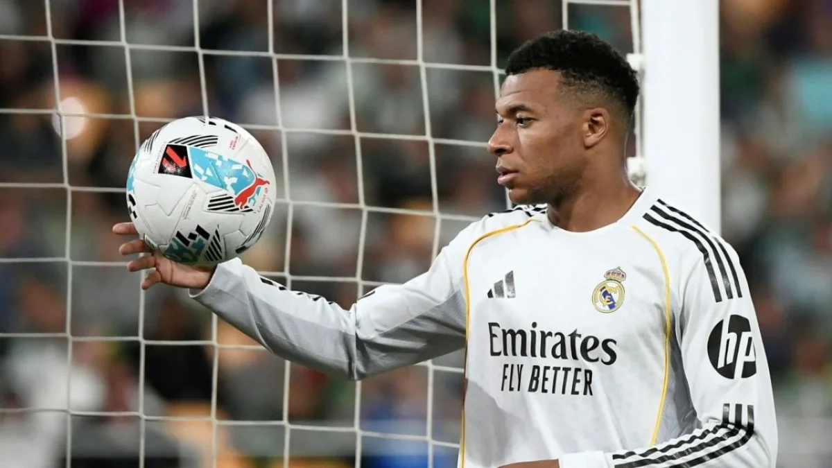 Al minuto 80 del partido, Kylian Mbappé pidió a su entrenador Álvaro Arbeloa su cambio con un visible gesto de molestia en el rostro.