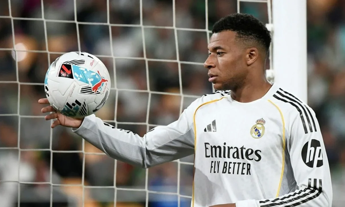 Al minuto 80 del partido, Kylian Mbappé pidió a su entrenador Álvaro Arbeloa su cambio con un visible gesto de molestia en el rostro.