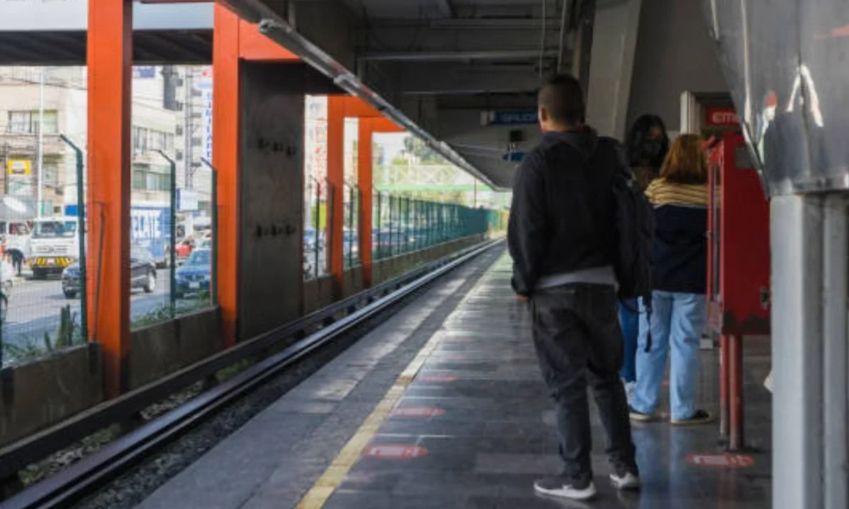 Usuarios del Metro CDMX enfrentan cierres en estaciones clave por trabajos de rehabilitación; autoridades piden tomar previsiones en sus traslados.