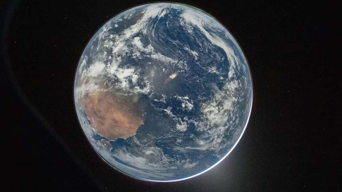 Vista de la Tierra captada por la cápsula Orión durante la misión Artemis II en su trayectoria hacia la Luna.