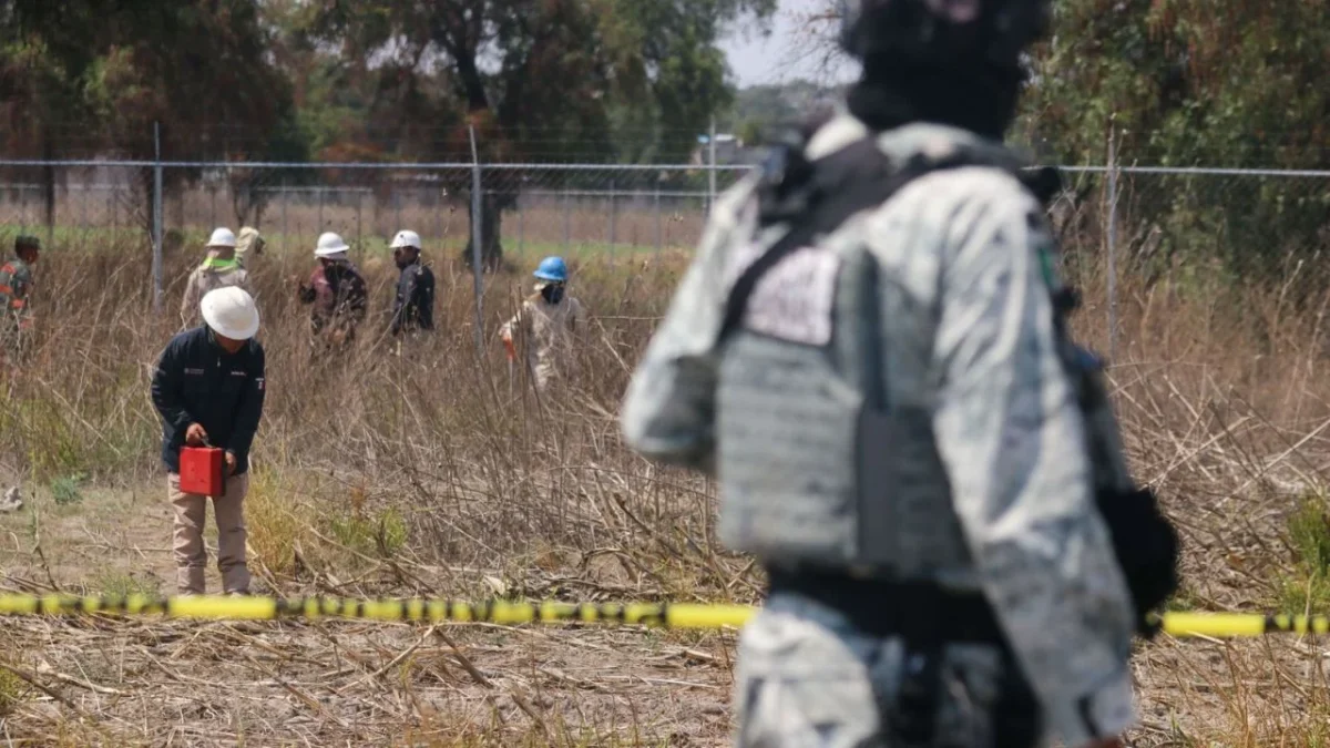 Hallan muertos a cuatro presuntos huachicoleros en el interior de un túnel clandestino, que conectaba a un ducto de Pemex, en Acolman.