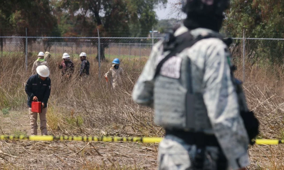 Hallan muertos a cuatro presuntos huachicoleros en el interior de un túnel clandestino, que conectaba a un ducto de Pemex, en Acolman.