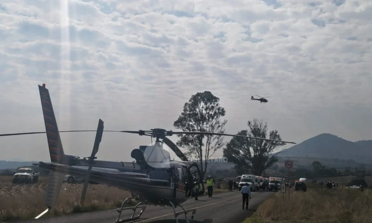 Accidente en la carretera 310 en Amealco dejó nueve muertos y 27 heridos tras el impacto de un autobús contra un árbol.