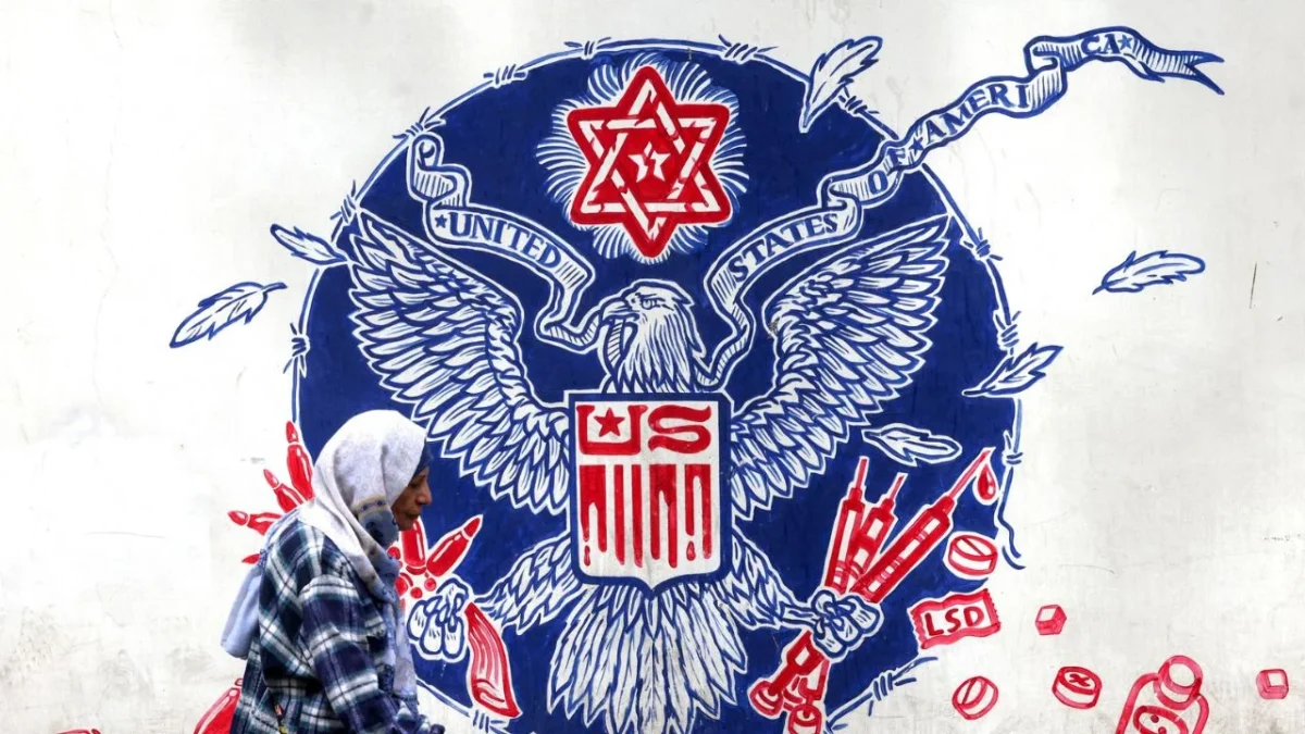 Desde el inicio de la guerra con Estados Unidos e Israel, en febrero, la capital de Irán se llenó de murales con un mensaje común.