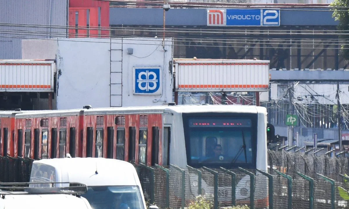 El PAN en la Ciudad de México propone extender el horario del Metro hasta las 02:00 horas para apoyar a quienes trabajan durante la noche y mejorar la movilidad en la capital.