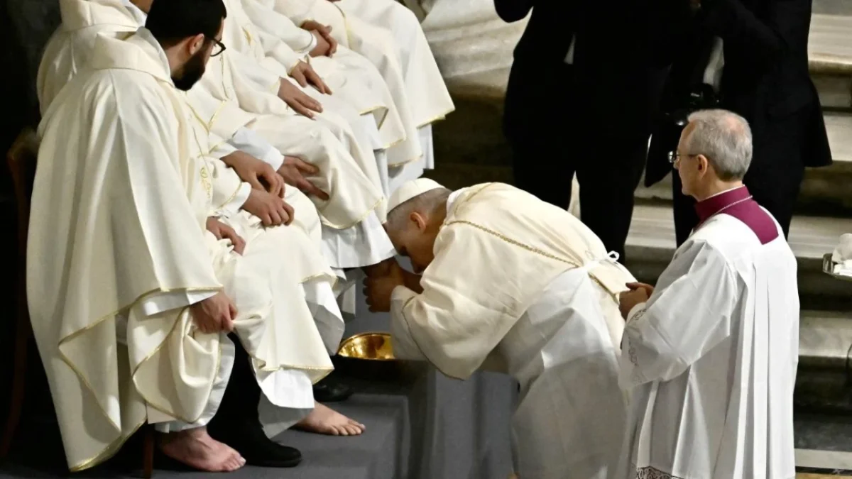 El Papa León XIV realizó por primera vez el ritual del lavatorio de pies el Jueves Santo, marcando así un retorno a la tradición.