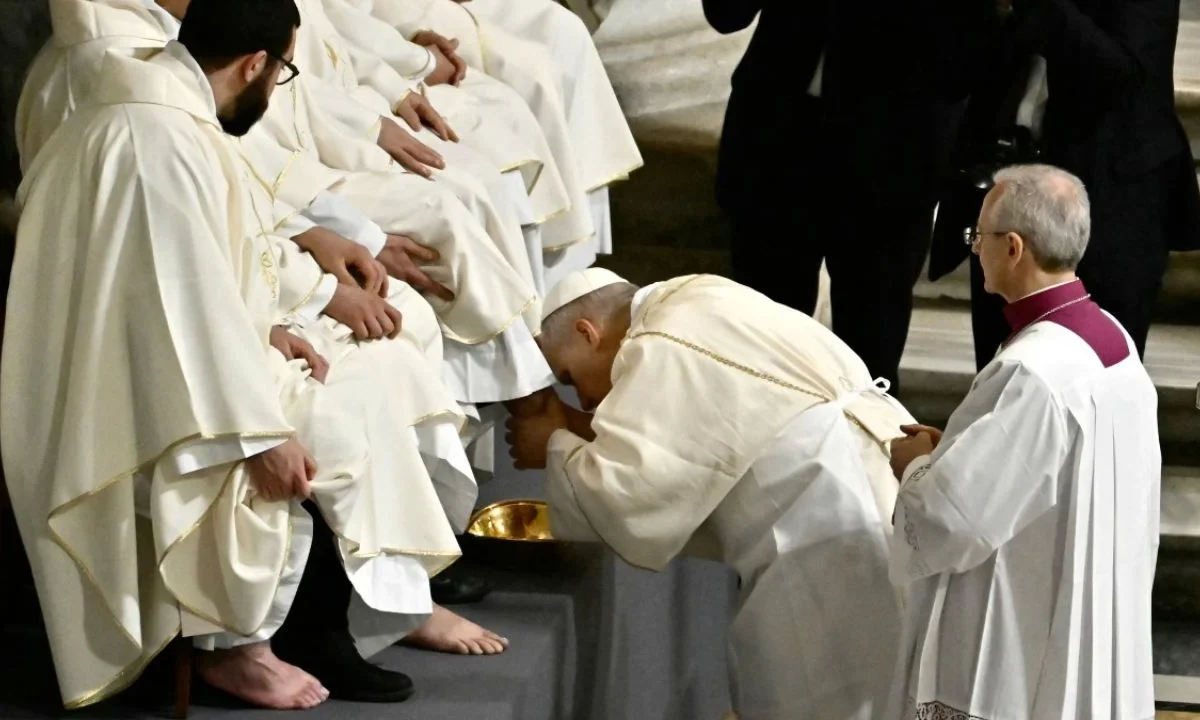 El Papa León XIV realizó por primera vez el ritual del lavatorio de pies el Jueves Santo, marcando así un retorno a la tradición.
