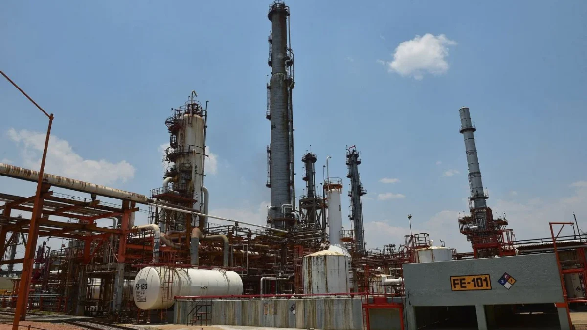 Refinería de Tula mantiene operaciones normales tras incidente menor con presencia de humo en una de sus plantas.