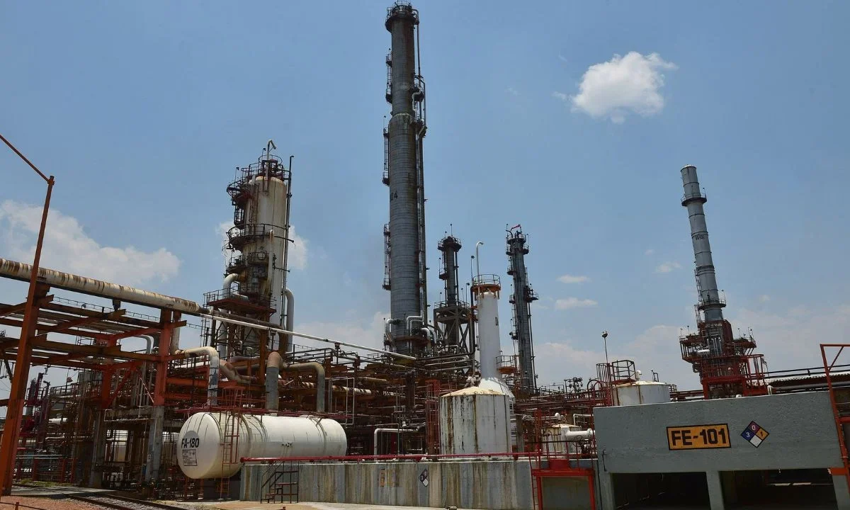 Refinería de Tula mantiene operaciones normales tras incidente menor con presencia de humo en una de sus plantas.