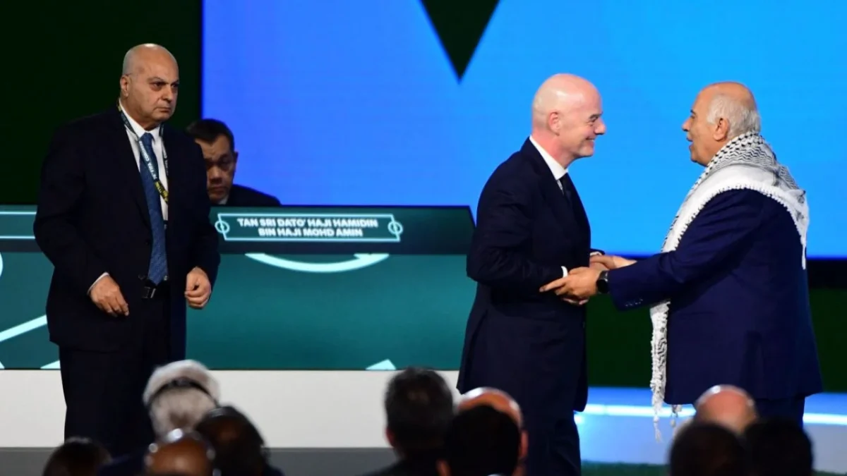 Infantino intentó que el jefe de la Federación Palestina y el dirigente de Israel se dieran la mano en el Congreso de la FIFA, pero falló.