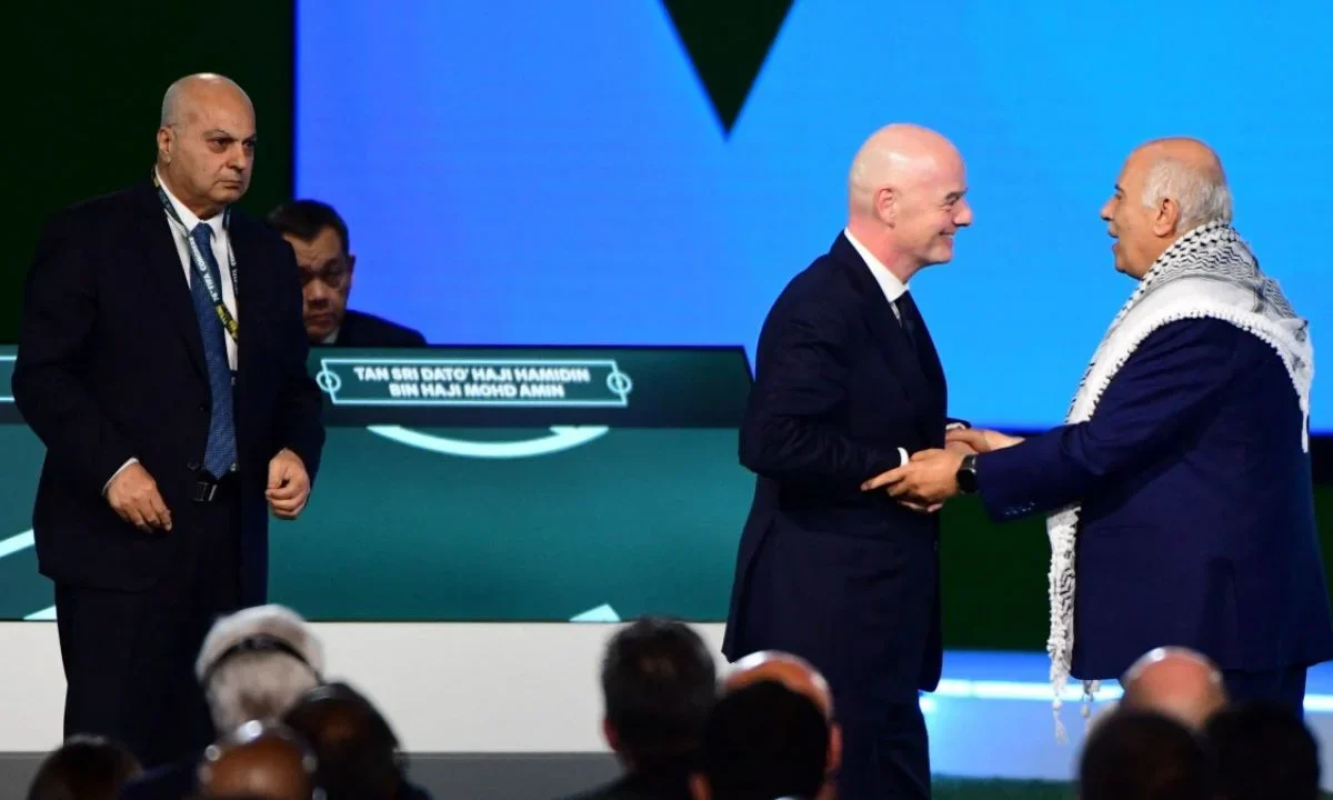 Infantino intentó que el jefe de la Federación Palestina y el dirigente de Israel se dieran la mano en el Congreso de la FIFA, pero falló.