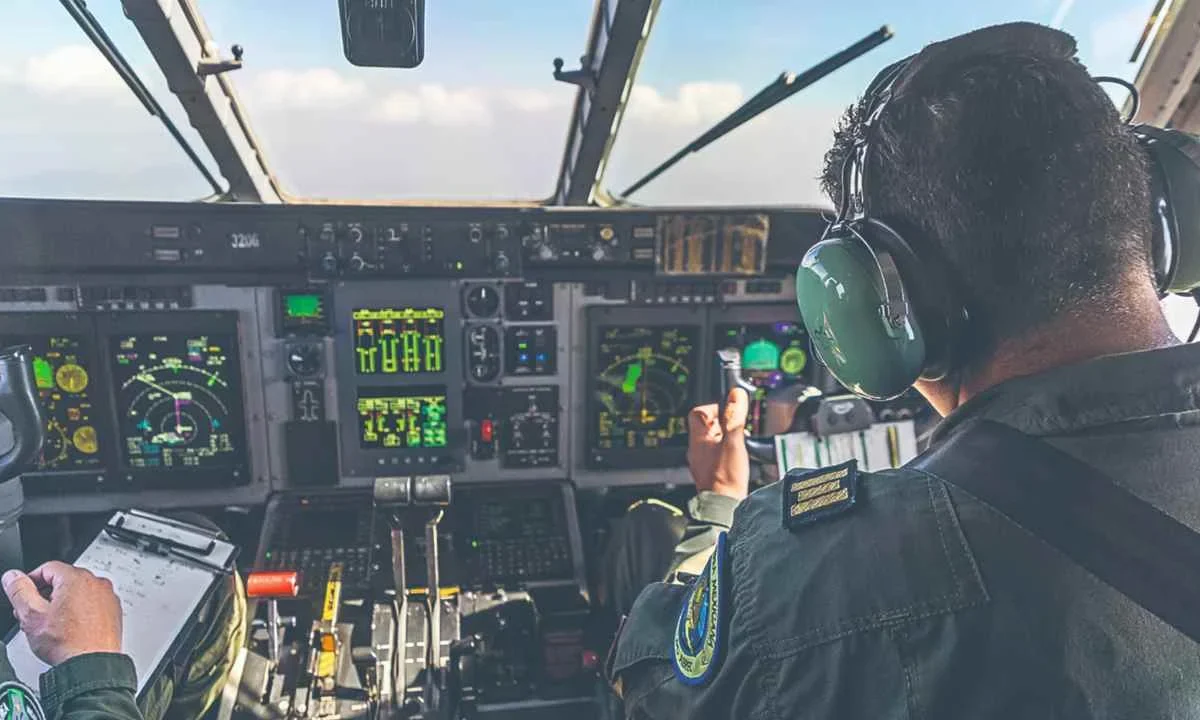Supervisión. Durante el entrenamiento, los comandantes de nave son acompañados por instructores para garantizar altos estándares de desempeño y seguridad.
