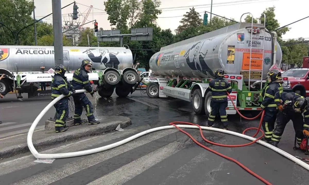 Una pipa cargada con diésel se quedó ladeada sobre la Av. de las Torres y Sur 122, en la alcaldía Álvaro Obregón.