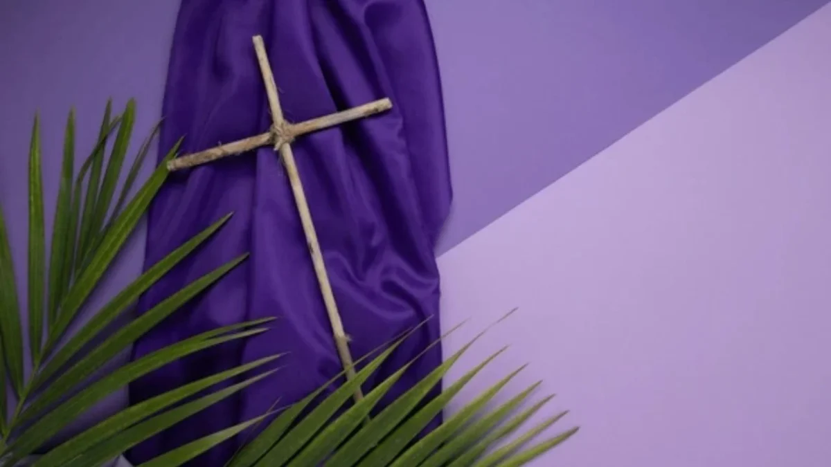 El color morado predomina en las iglesias durante la Semana Santa como símbolo de penitencia, reflexión y preparación espiritual en la tradición de la Iglesia Católica.