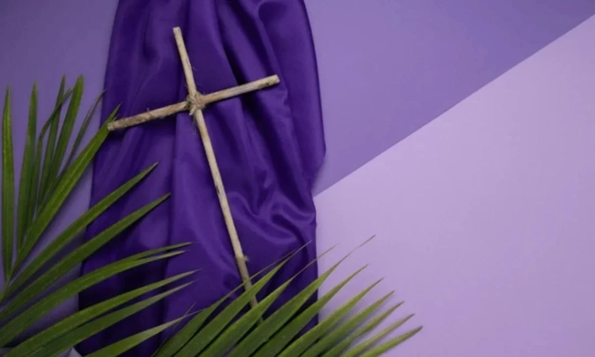El color morado predomina en las iglesias durante la Semana Santa como símbolo de penitencia, reflexión y preparación espiritual en la tradición de la Iglesia Católica.