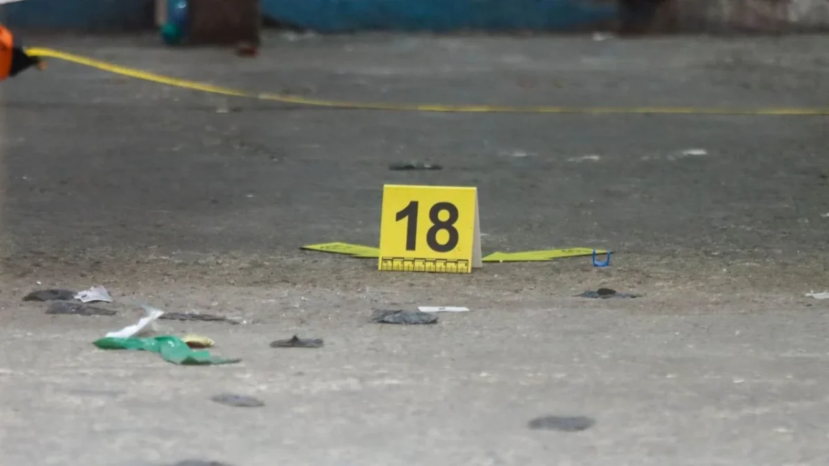 El hombre que falleció se encontraba afuera de una vecindad en Tepito cuando sufrió el ataque y aunque intentó resguardarse, perdió la vida.