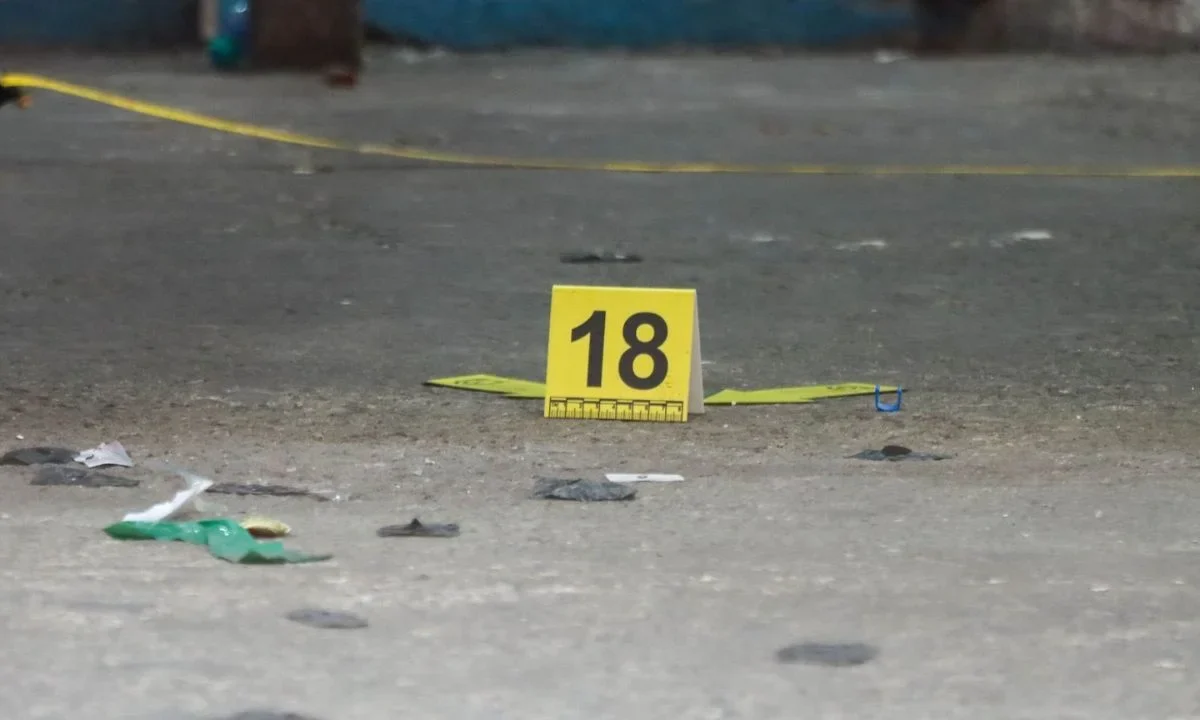El hombre que falleció se encontraba afuera de una vecindad en Tepito cuando sufrió el ataque y aunque intentó resguardarse, perdió la vida.