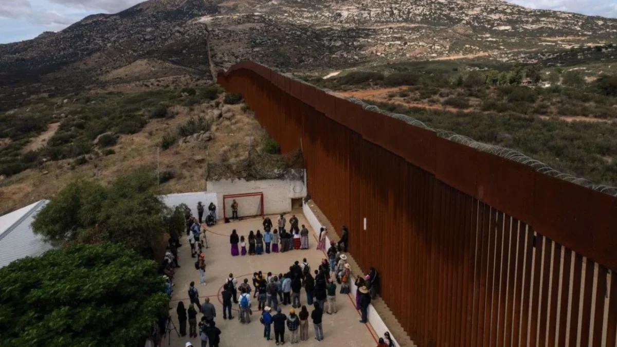 Al pie del muro fronterizo con Estados Unidos, comunidades indígenas de Tecate, Baja California, realizaron una protesta.