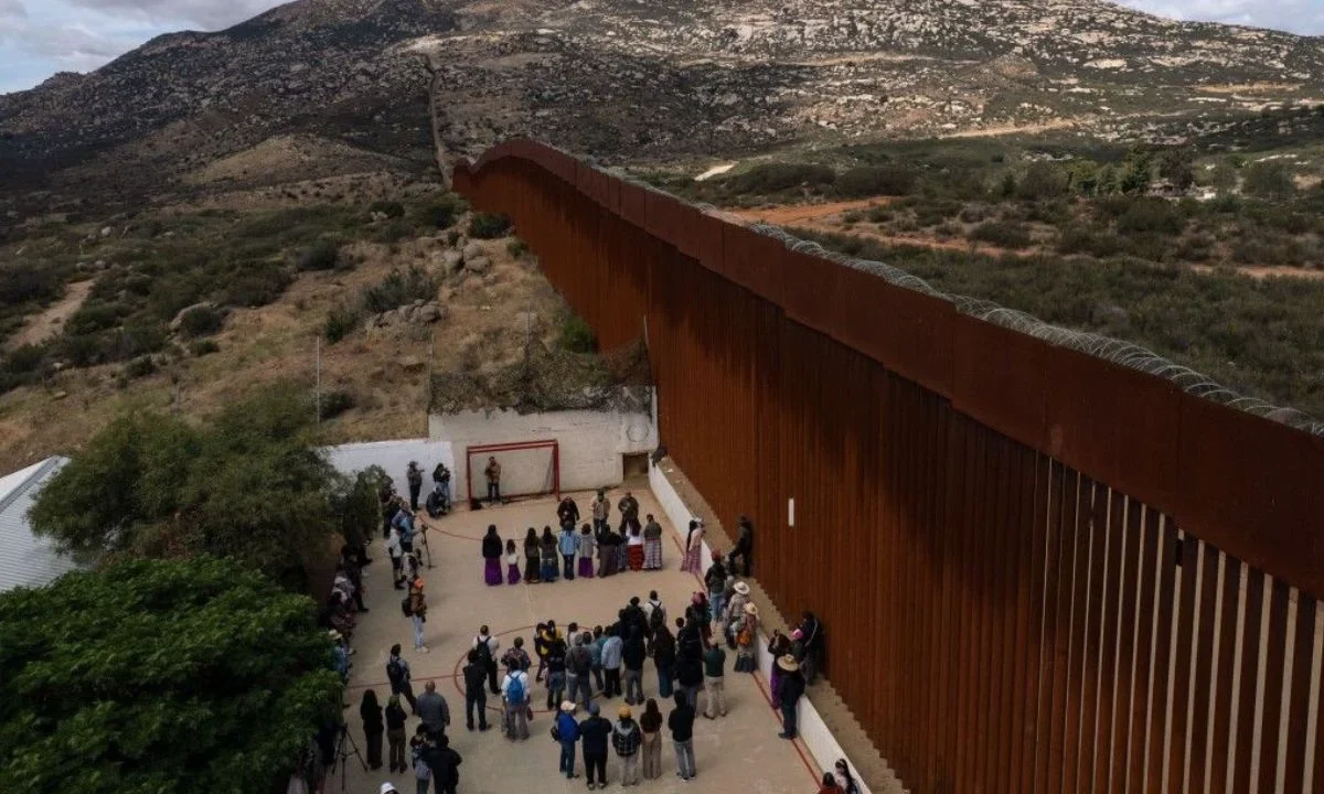 Al pie del muro fronterizo con Estados Unidos, comunidades indígenas de Tecate, Baja California, realizaron una protesta.