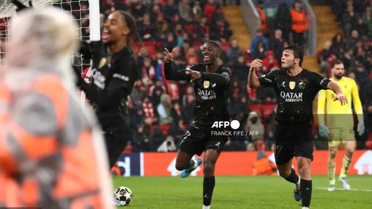 Los parisinos vencieron 2 a 0 al Liverpool, mientras que los colchoneros perdieron 1 a 2 frente al Barcelona en cuartos de la Champions.
