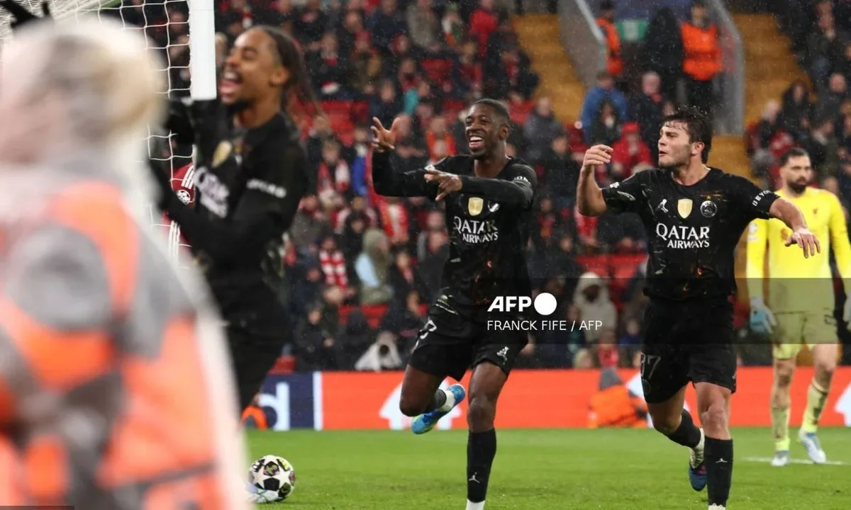 Los parisinos vencieron 2 a 0 al Liverpool, mientras que los colchoneros perdieron 1 a 2 frente al Barcelona en cuartos de la Champions.