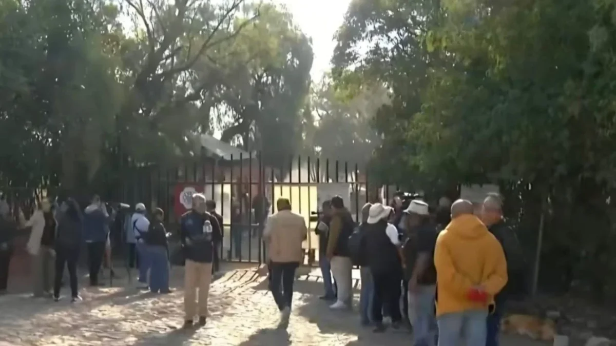 Teotihuacán reabre tras tiroteo en la Pirámide de la Luna; visitantes enfrentan retrasos y nuevas medidas de seguridad y comercio.