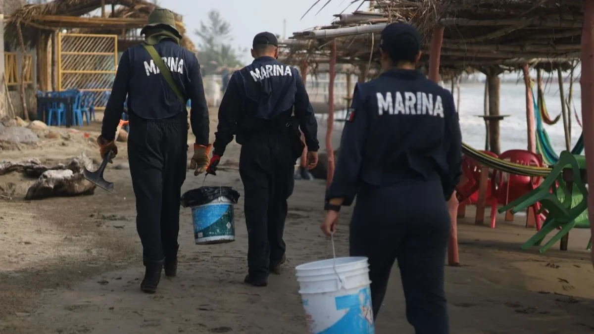 El Grupo Interinstitucional mantienen un operativo para la atención de la presencia de hidrocarburo en el playas y mar del Golfo de México.