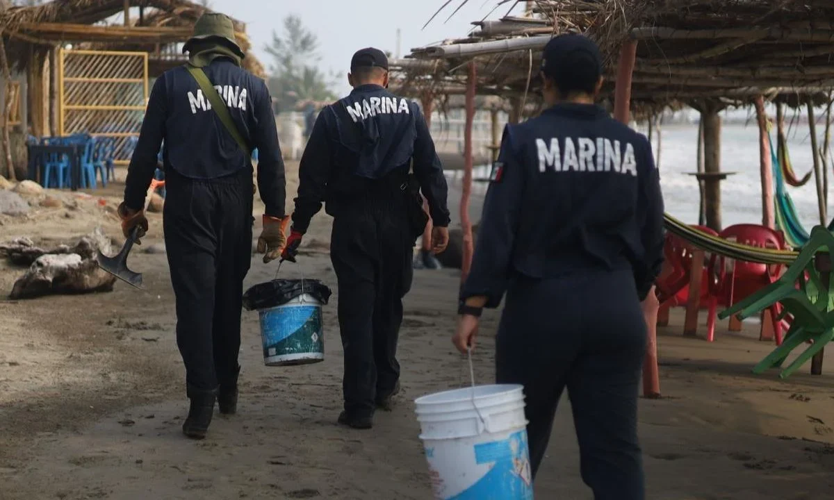 El Grupo Interinstitucional mantienen un operativo para la atención de la presencia de hidrocarburo en el playas y mar del Golfo de México.
