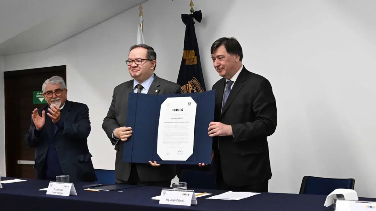 Con motivo del 475 aniversario de la fundación de la UNAM, la UDUALC entregó un reconocimiento al rector Leonardo Lomelí Vanegas.