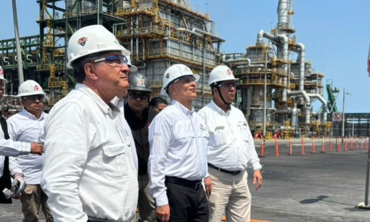 Autoridades federales confirmaron que la refinería de Dos Bocas opera con normalidad tras el incendio, sin daños estructurales ni personas lesionadas.