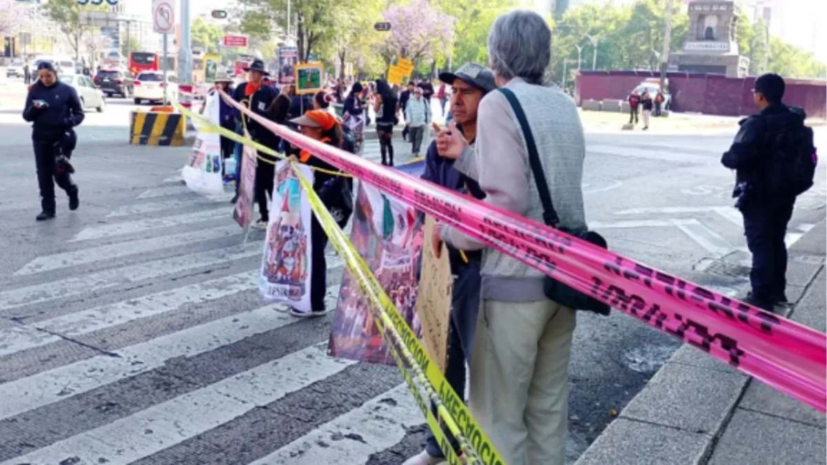 Simpatizantes del Refugio Franciscano mantienen un bloqueo en Paseo de la Reforma, para exigir el regreso de 824 perritos desalojados.