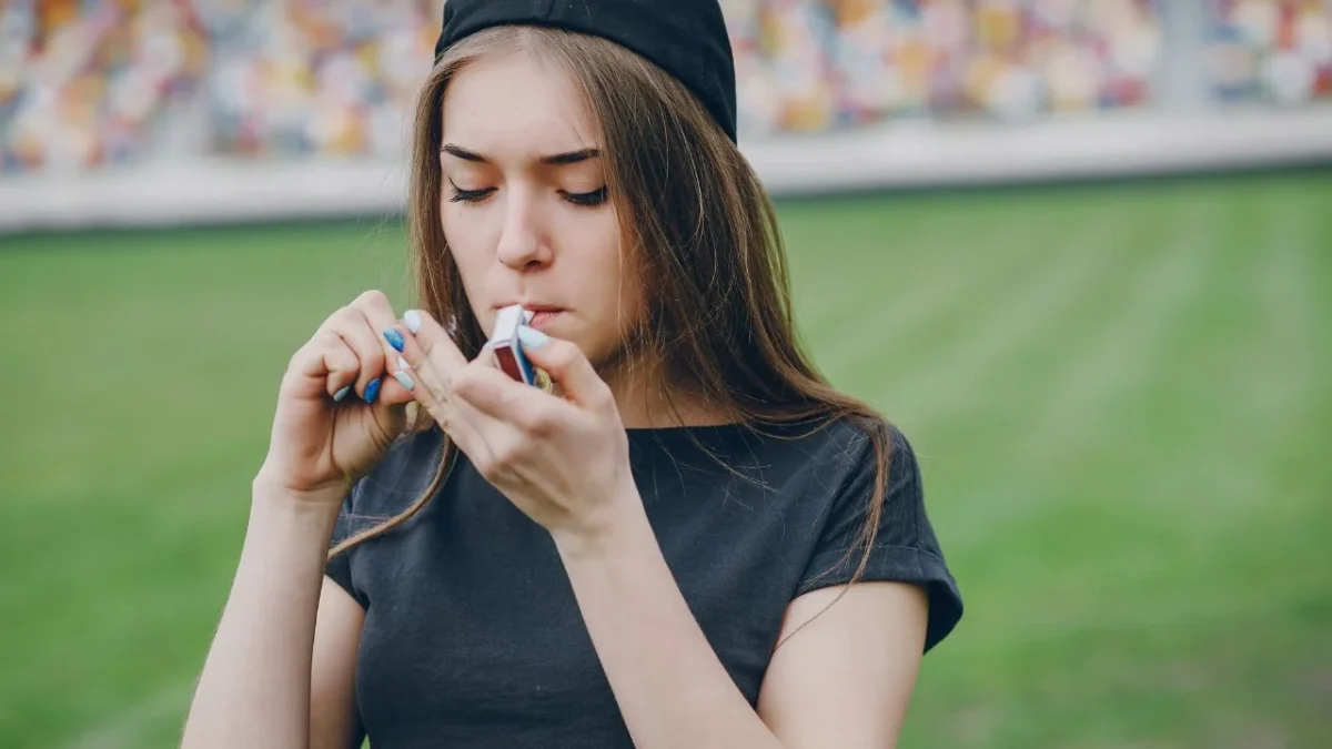 El gobierno de Reino Unido extenderá la prohibición de cigarros en espacios como parques y zonas cercanas a escuelas y hospitales. 