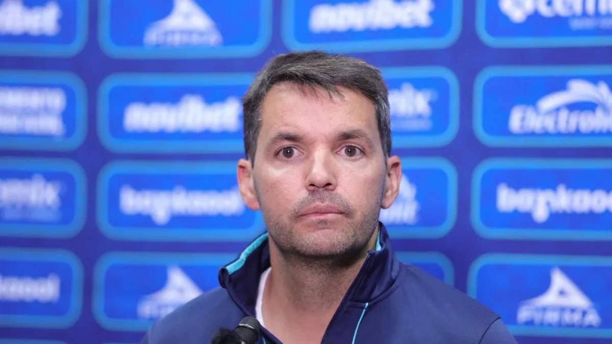 El DT Nicolás Larcamón en una conferencia de prensa en las instalaciones del Club de fútbol Cruz Azul