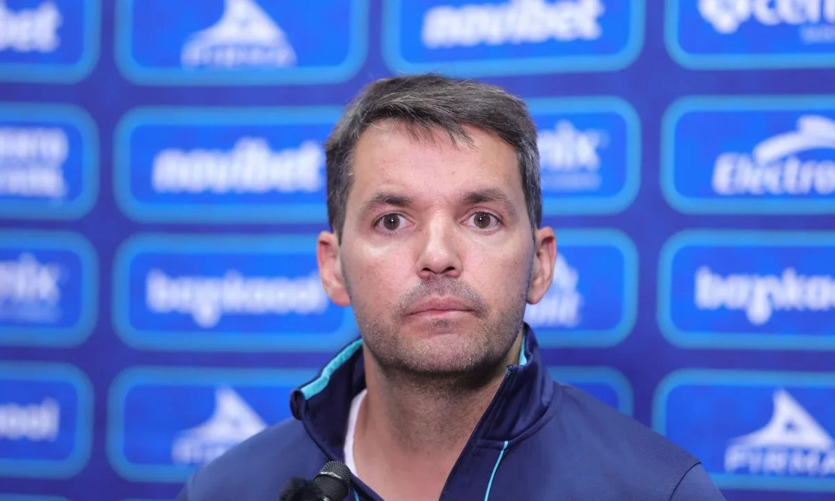 El DT Nicolás Larcamón en una conferencia de prensa en las instalaciones del Club de fútbol Cruz Azul