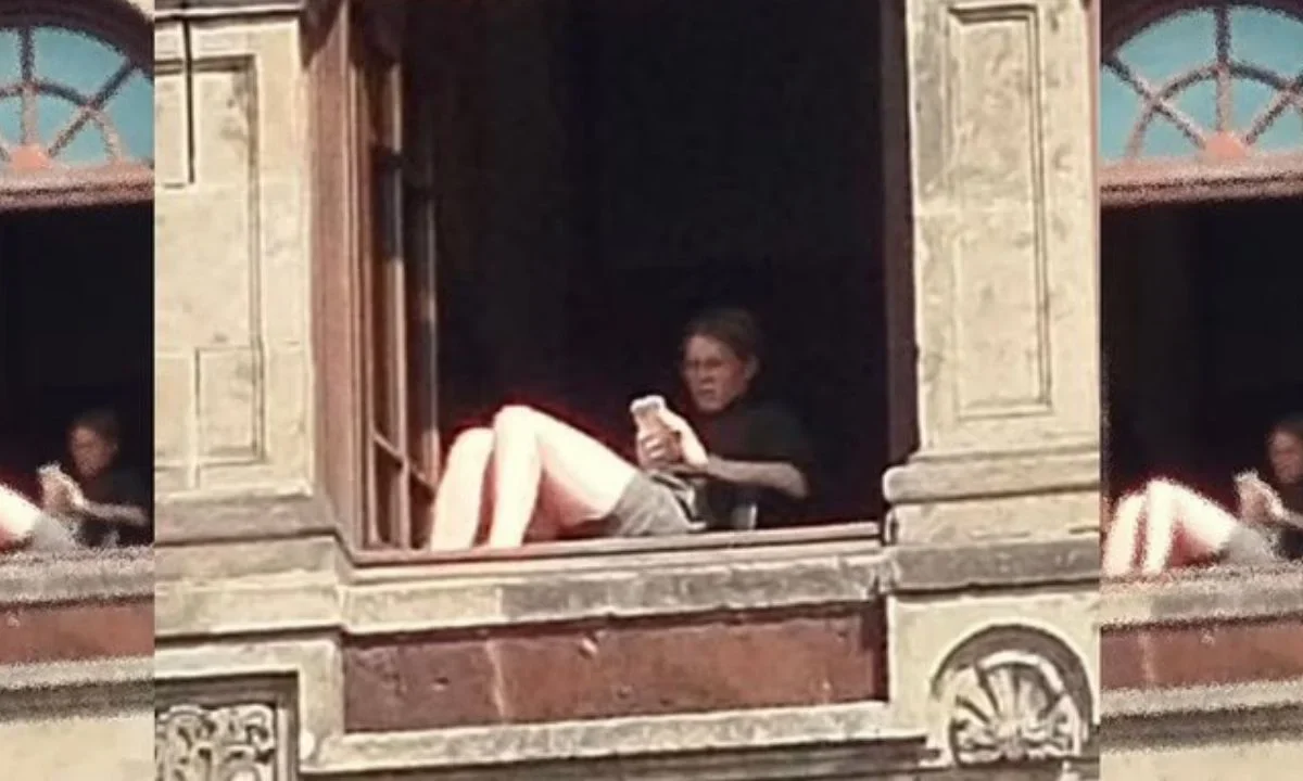 Según los reportes una funcionaria de la SHCP, renunció a su cargo tras quedar captada tomando el sol en Palacio Nacional.