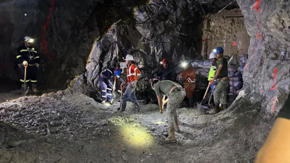 Tras 13 días de estar atrapado, autoridades lograron rescatar con vida a un segundo trabajador de la mina Santa Fe, Sinaloa.