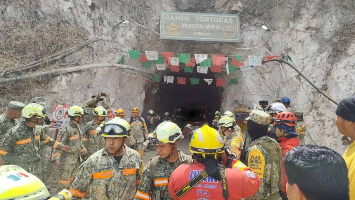 Elementos federales y estatales participan en el operativo de rescate del minero en El Rosario, Sinaloa, tras más de dos semanas de labores continuas.