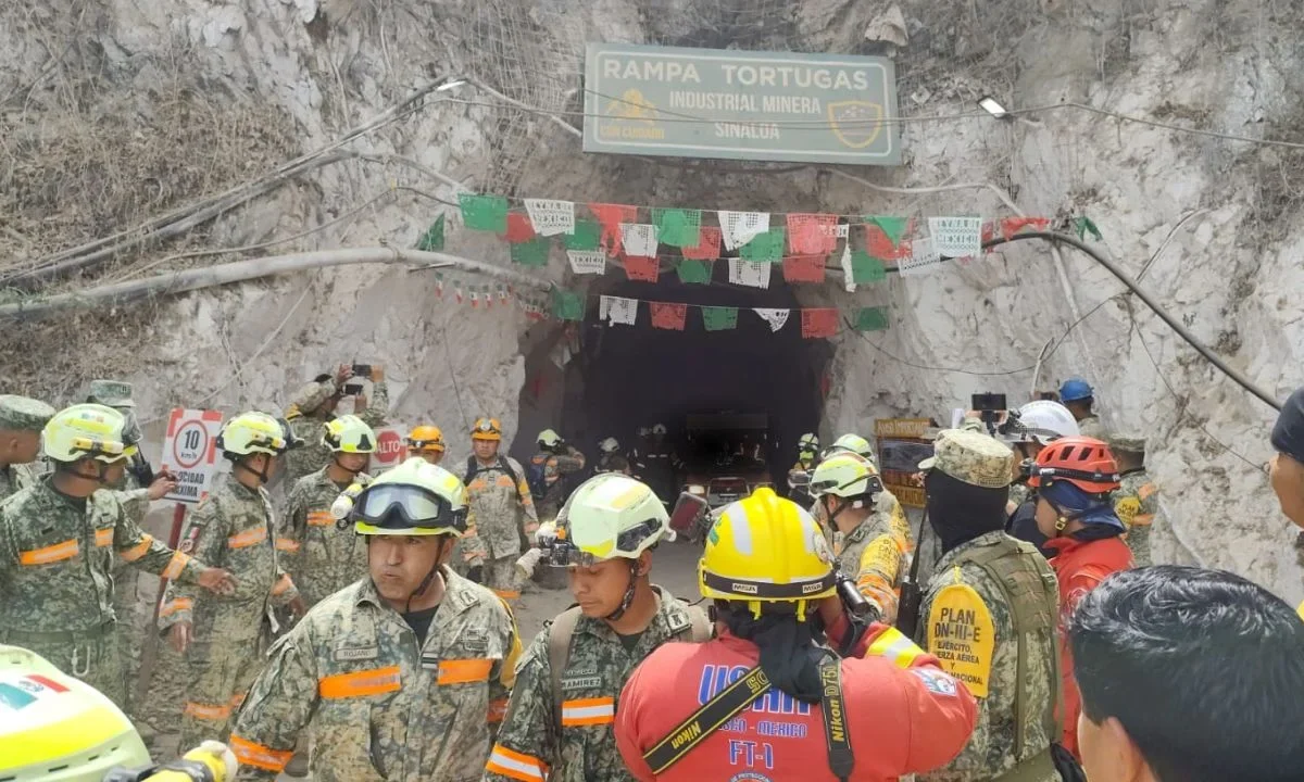 Elementos federales y estatales participan en el operativo de rescate del minero en El Rosario, Sinaloa, tras más de dos semanas de labores continuas.