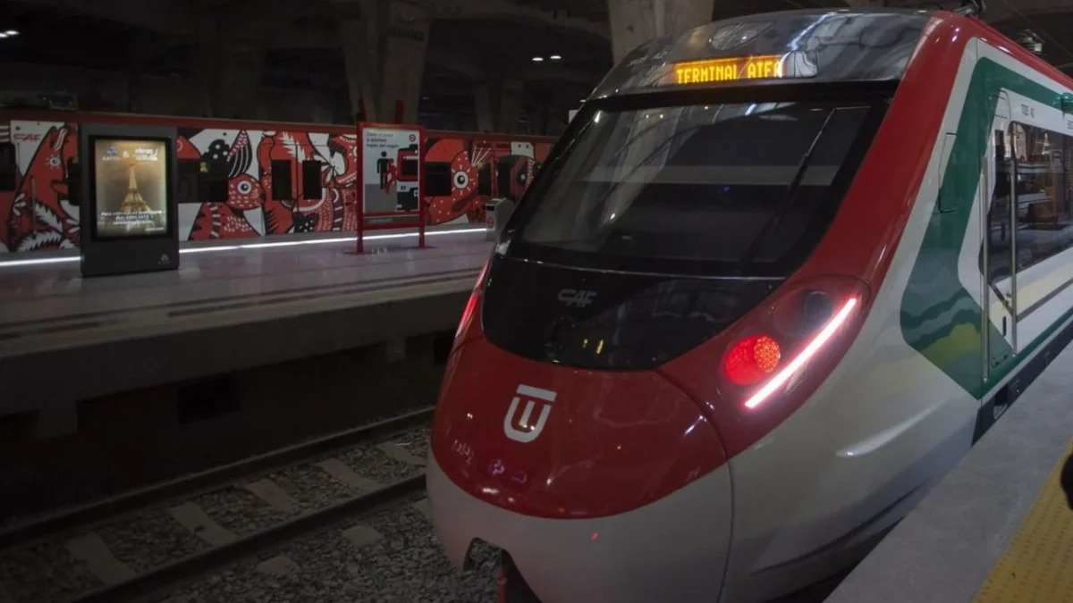 A un día de haber iniciado operaciones, usuarios ya reportan múltiples retrasos en el servicio del Tren Buenavista-AIFA.