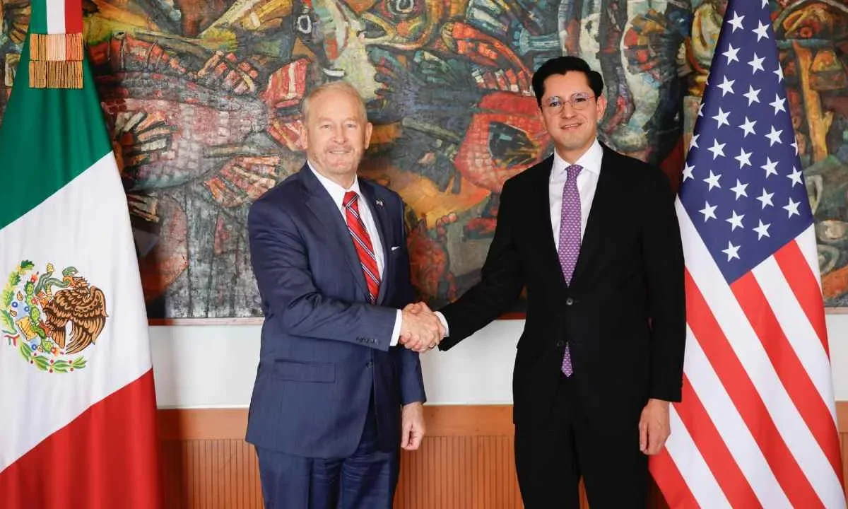 El canciller Roberto Velasco se reunió con el embajador de Estados Unidos en México, Ronald Johnson.